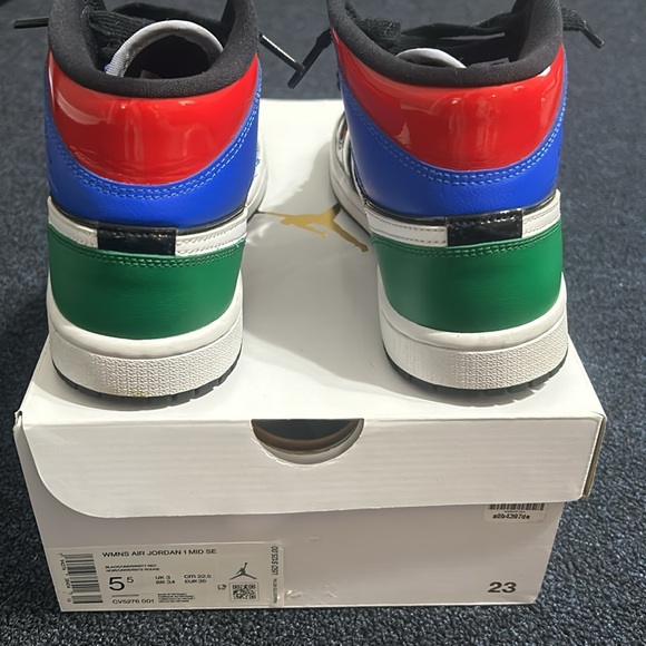 2020
Women’s Air Jordan 1 Mid SE 'Multi Patent' - Picture 3 of 4